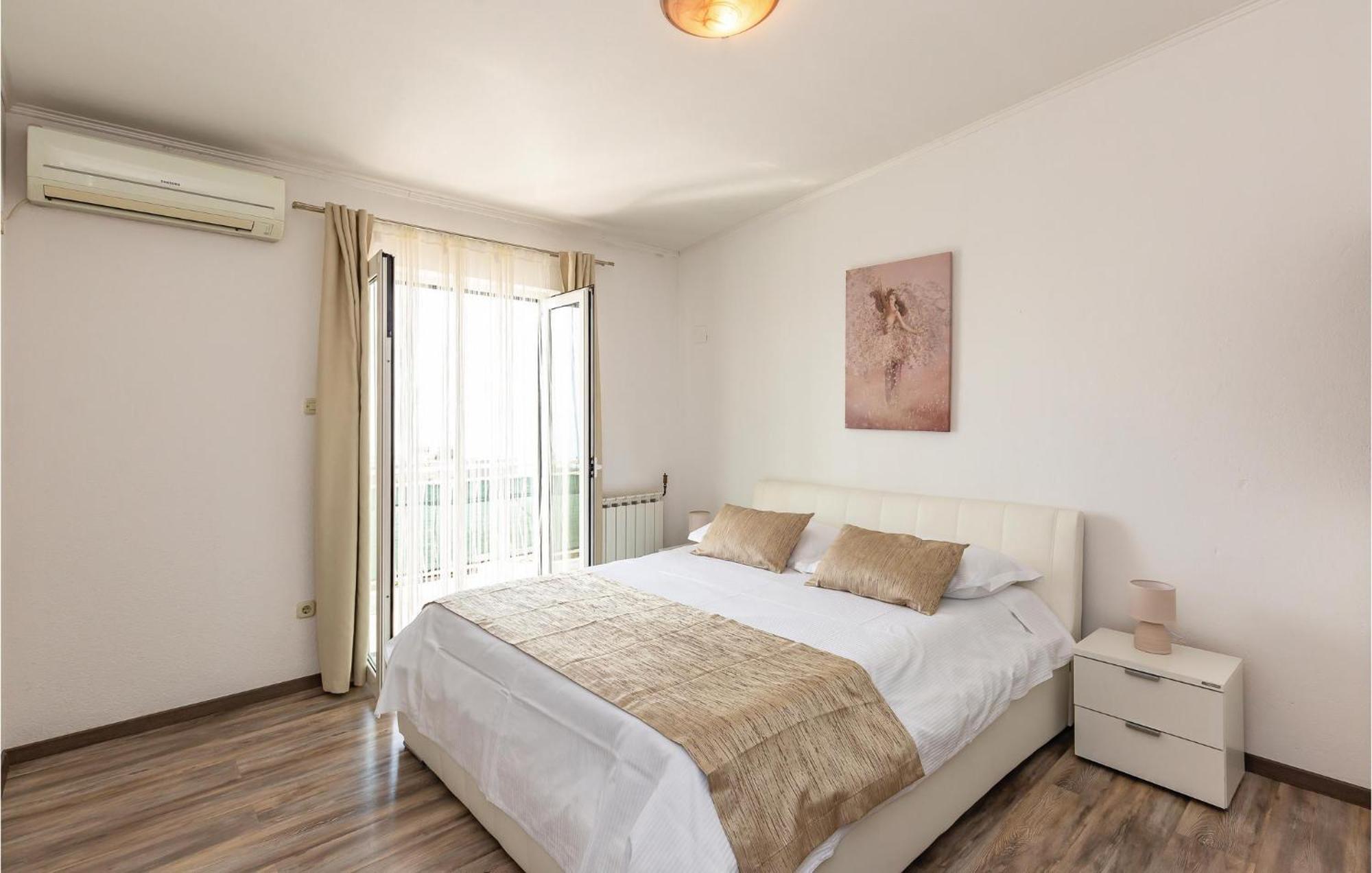 2 Bedroom Cozy In * Makarska