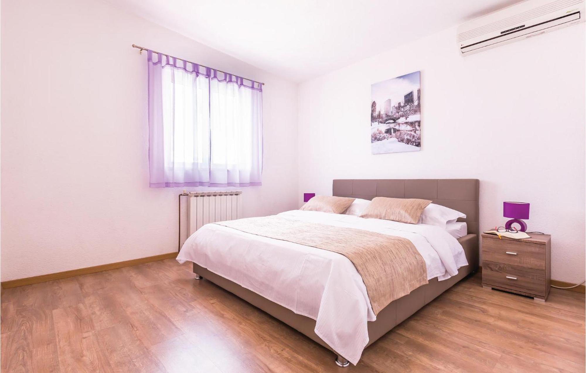2 Bedroom Cozy In Apartma