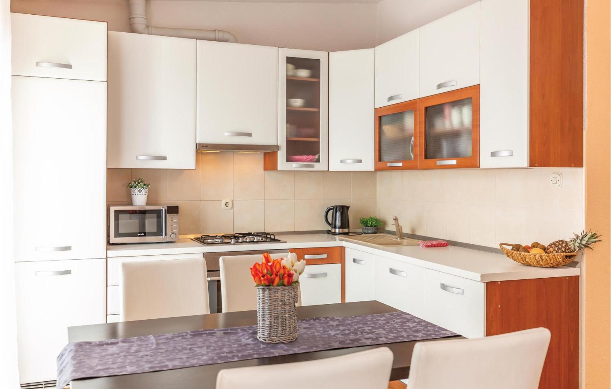 2 Bedroom Cozy In Makarska