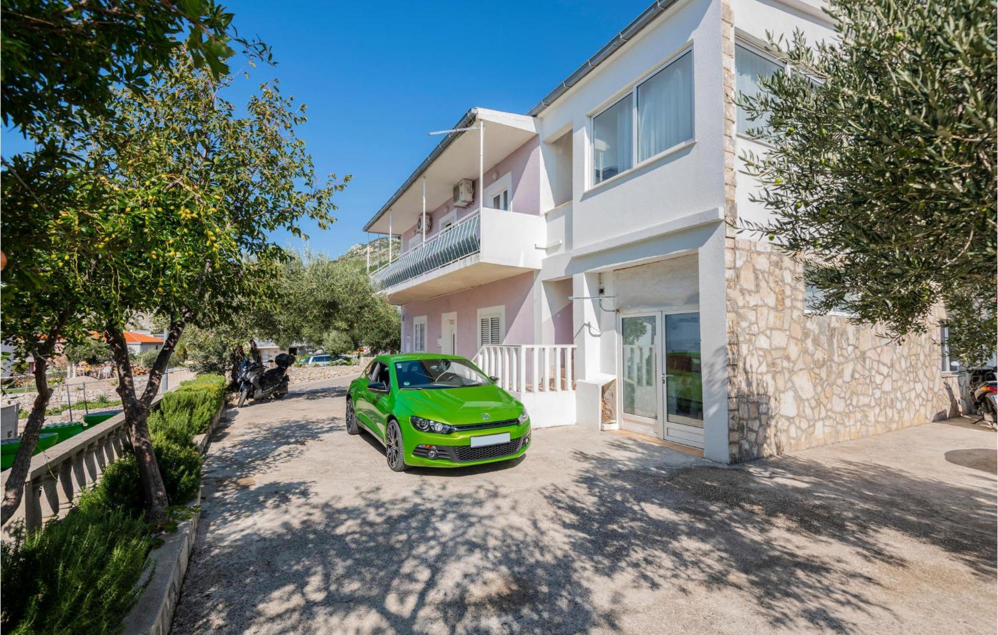 2 Bedroom Cozy In Apartma Makarska