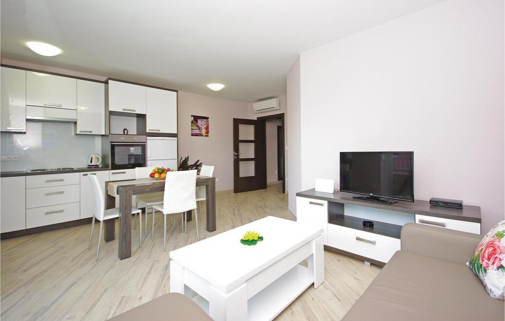 2 Bedroom Cozy In Makarska