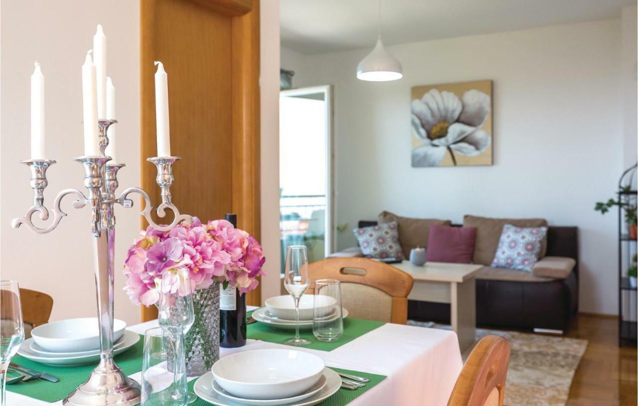 2 Bedroom Cozy In Apartma Makarska
